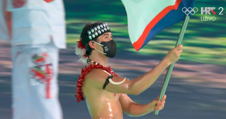 Nauljeni Samoanac prošetao bez majice u Pekingu i privukao svu pažnju