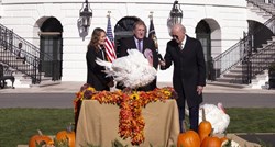 Joe Biden tradicionalno pomilovao dvije purice u vrtu Bijele kuće