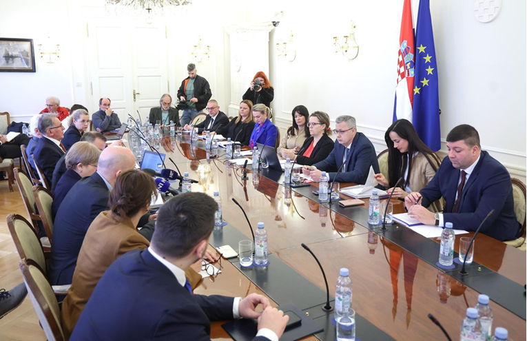 Novosti nezadovoljne koliko će dobiti od države: "Politički udar fašističke desnice"