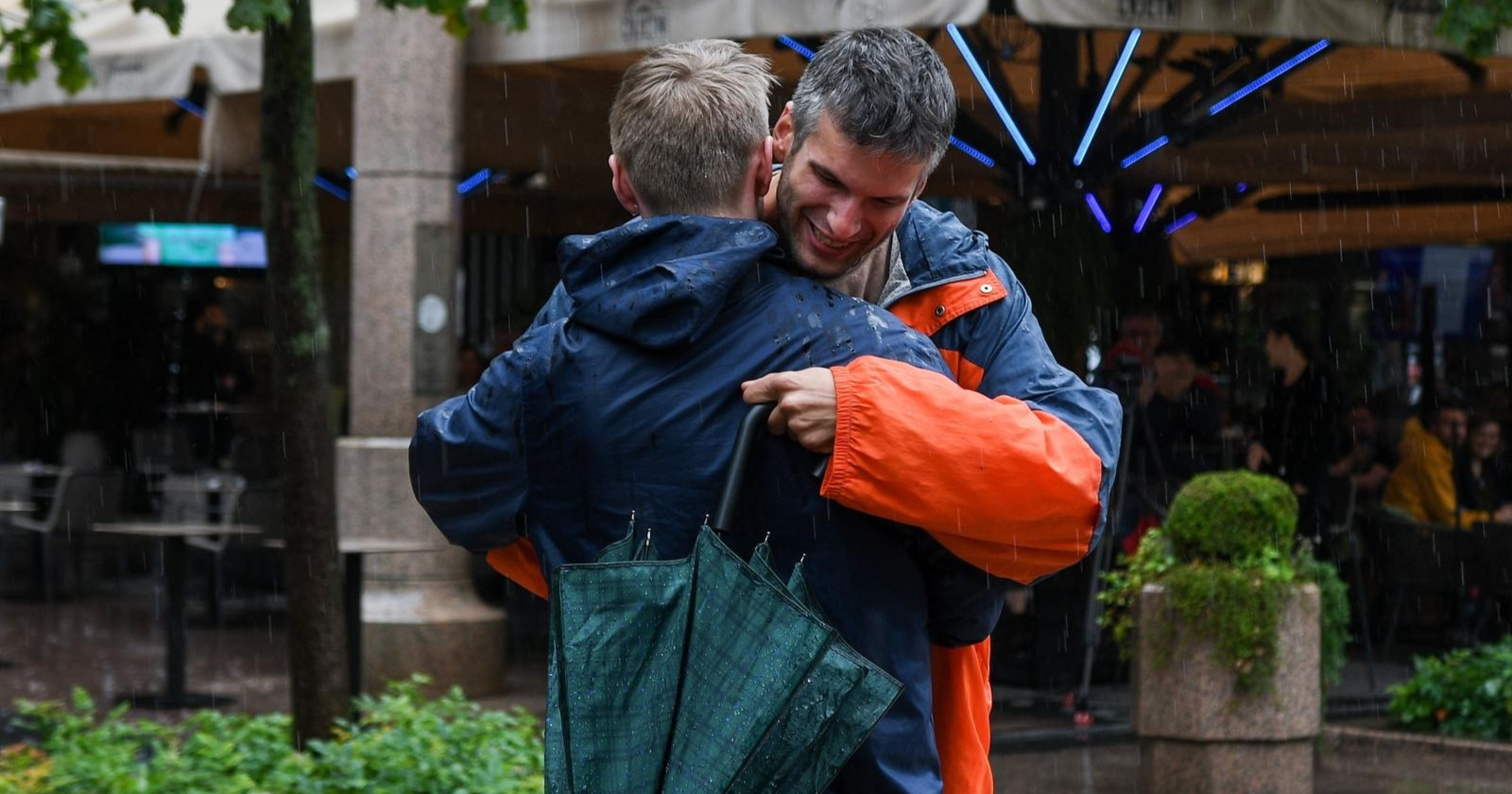 Gotov performans u centru Zagreba. Igor i Bojan grlili se 24 sata, čak i po kiši