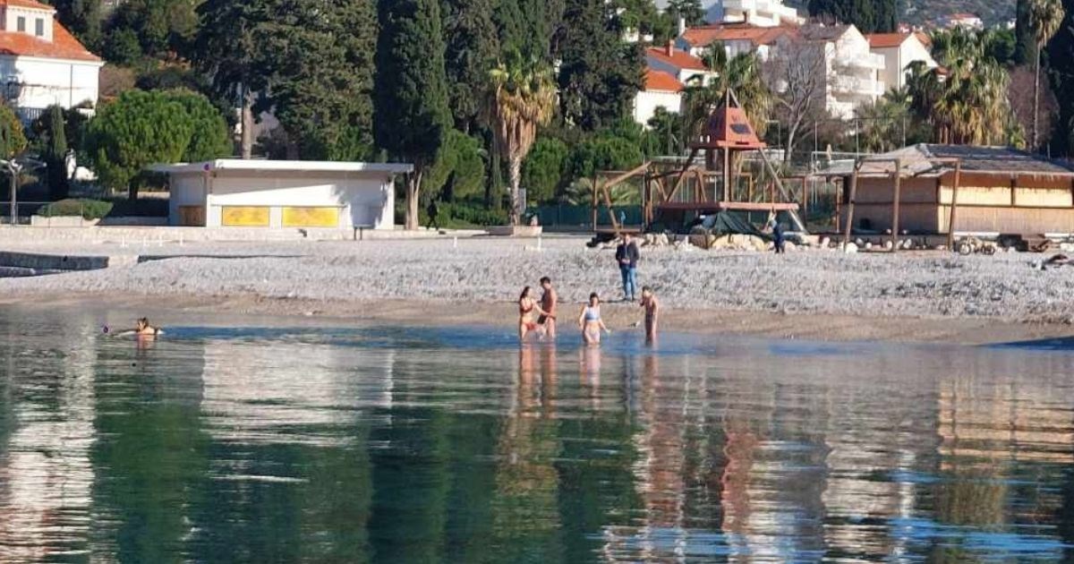 VIDEO Dubrovčani se za Staru godinu kupaju u moru