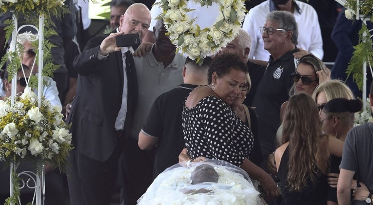 Infantino pozirao za selfieje kraj Peleovog lijesa