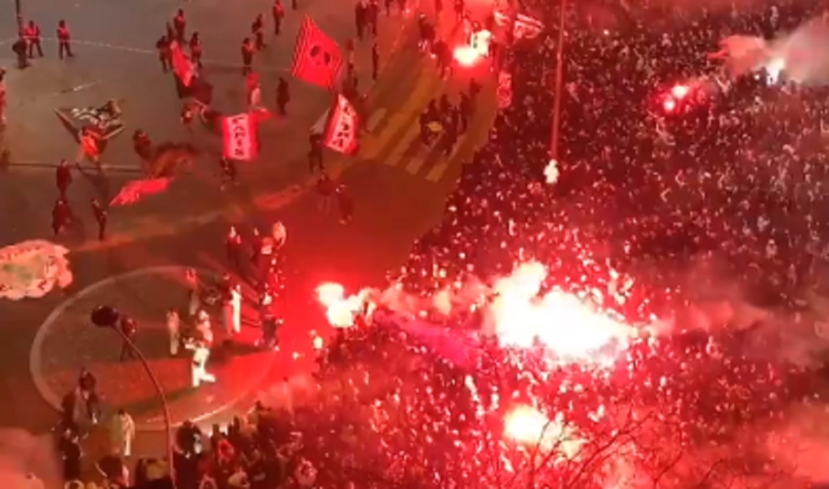 Ispred sablasno praznog Parka prinčeva ludilo: Pogledajte šou navijača PSG-a