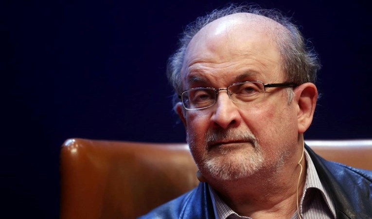 Rushdie nakon napada izgubio vid na jednom oku, ne može više koristiti ruku 