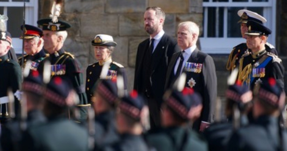 Princ Andrew pridružio se obitelji na procesiji, jedini nema vojnu uniformu