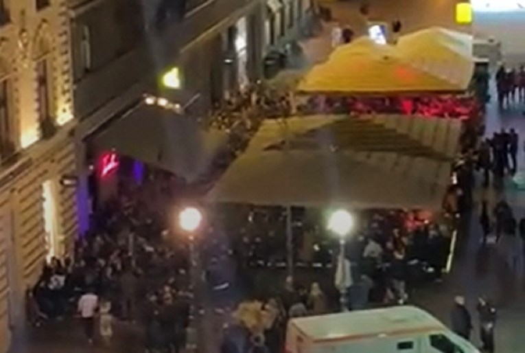 Vlasnik kafića oko kojeg se sinoć okupilo puno ljudi: Ne možemo tjerati ljude s ulice