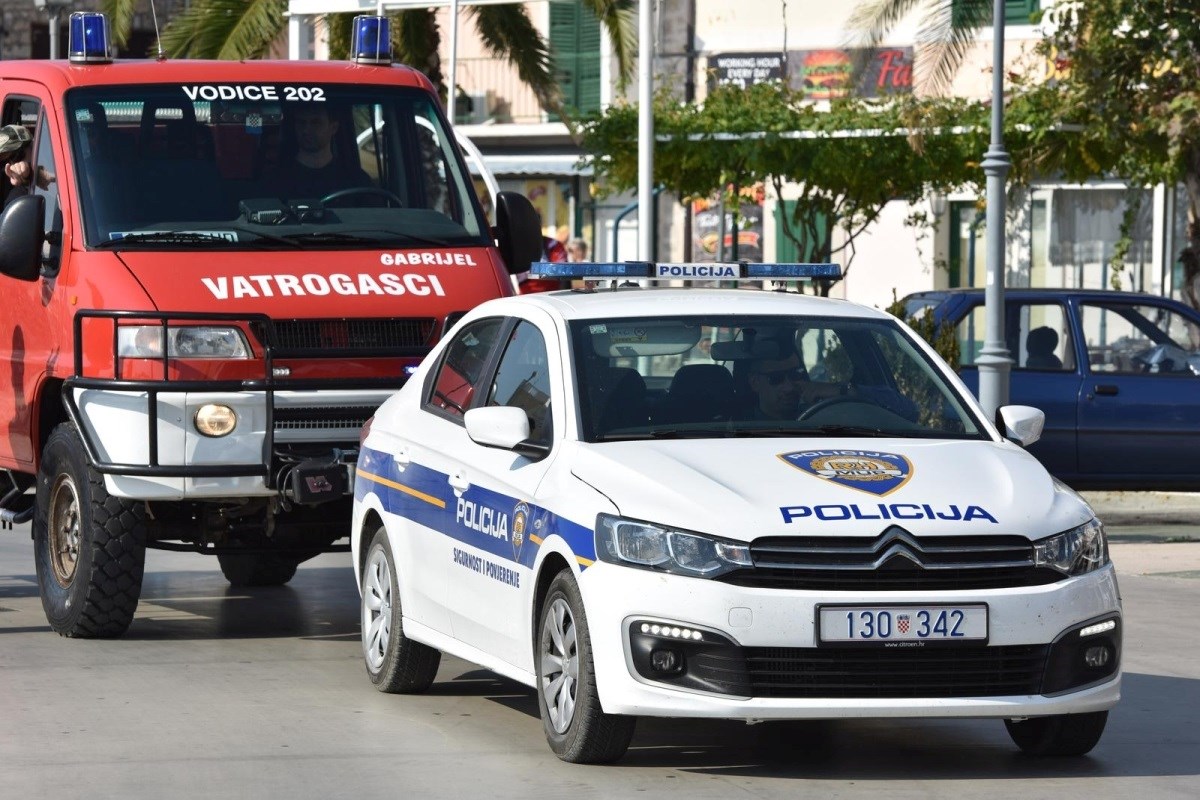 Majka izašla iz auta, sam se zaključao, dijete ostalo unutra. Spasili ga vatrogasci