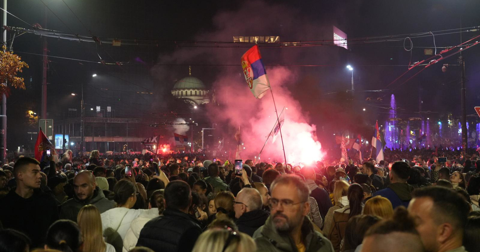 Ljudi diljem Srbije i večeras slave Vučićev pad. Pogledajte
