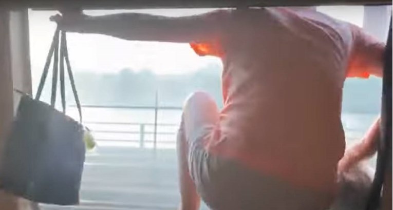 VIDEO Putnici iz gorućeg vlaka u SAD-u bježali kroz prozore, skakali s mosta