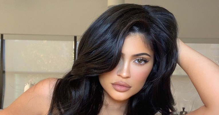 Kylie Jenner ima genijalan trik za nanošenje maskare na donje trepavice