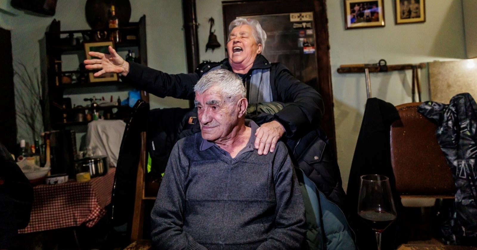 U Glavicama kod Sinja Milanovićeva rodbina slavi uz pjesmu i harmoniku