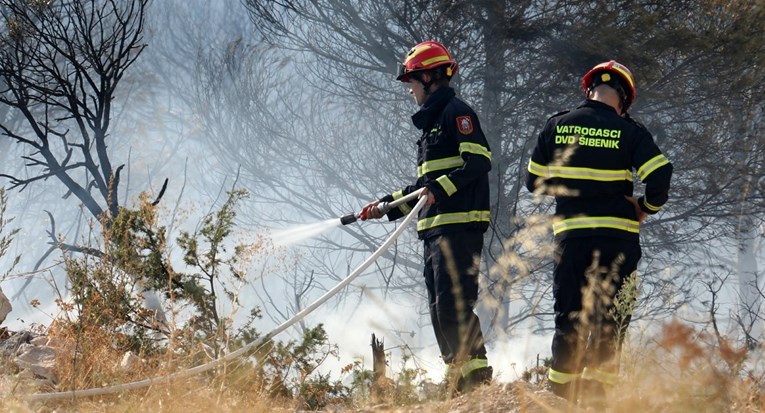 Uhićen 73-godišnjak jer je paljenjem otpada izazvao velik požar kod Šibenika