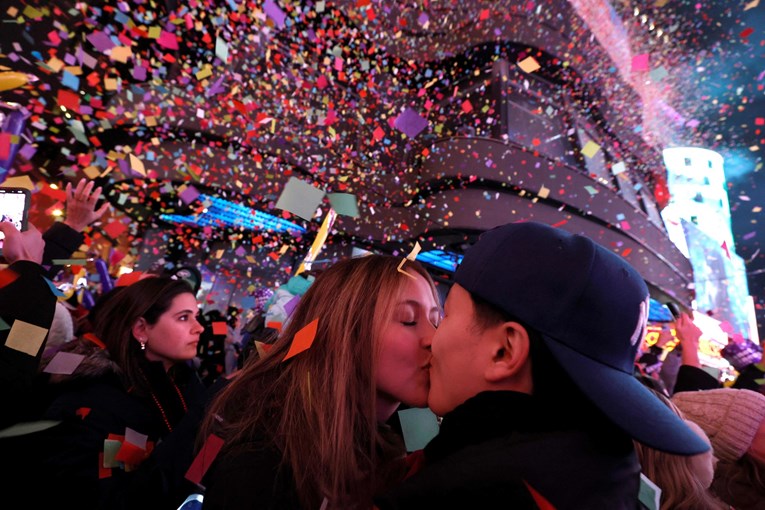 Svijet se oprostio od 2025. uz vatromet, glazbu i nadu u bolju 2026.