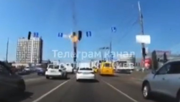 VIDEO Projektil u Kijevu pada na krcatu cestu
