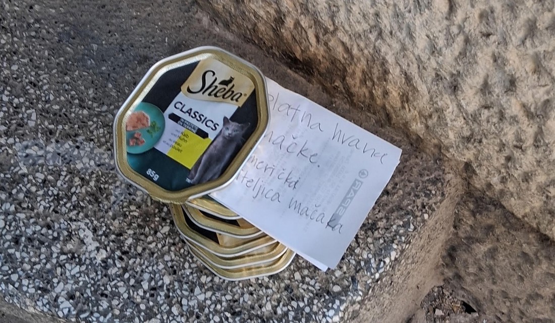 Netko je u Splitu ostavio hranu za mačke i dirljivu poruku