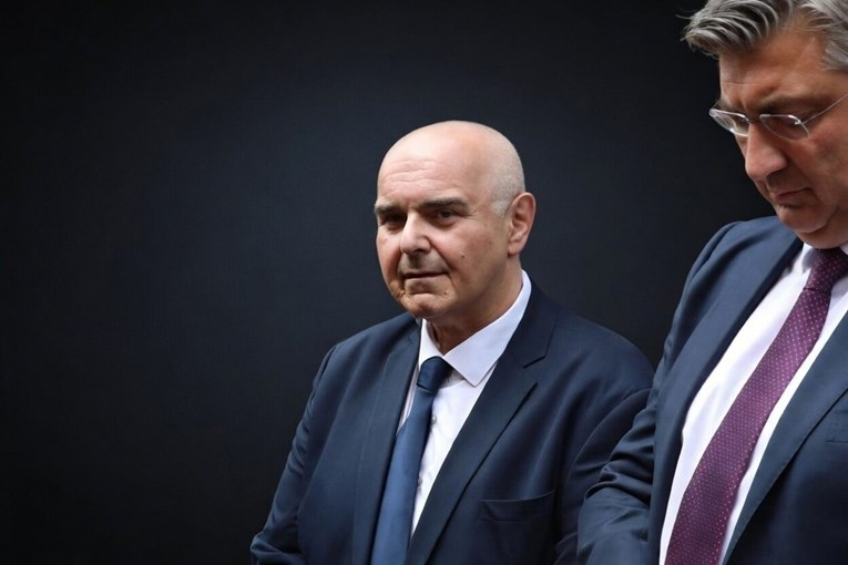 Imovinska novog ministra: Zarađuje 6120 eura neto. Ima stan, kuće, dva BMW-a