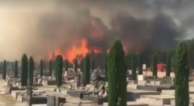 Ogromni požar kod Zadra, pogledajte veliku vatru nekoliko metara od groblja