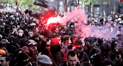 Neredi na prvomajskom prosvjedu u Parizu, policija suzavcem na anarhiste u crnom