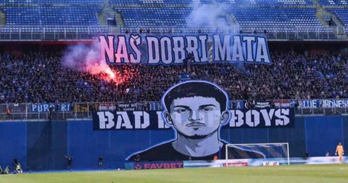 Boysi podigli transparent "Naš dobri Mata". Iza toga stoji tragična pozadina