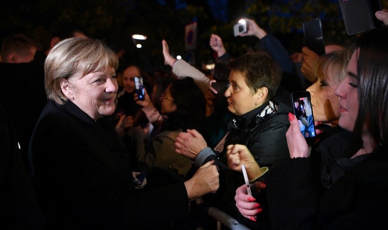 Merkel došla u zadnji službeni posjet Francuskoj, dočekala je gomila ljudi