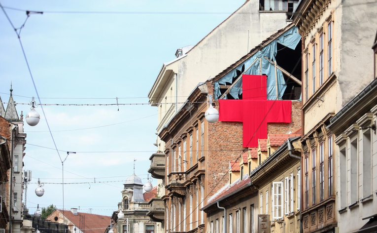 U centru Zagreba osvanuli ogromni crveni križevi, evo o čemu se radi