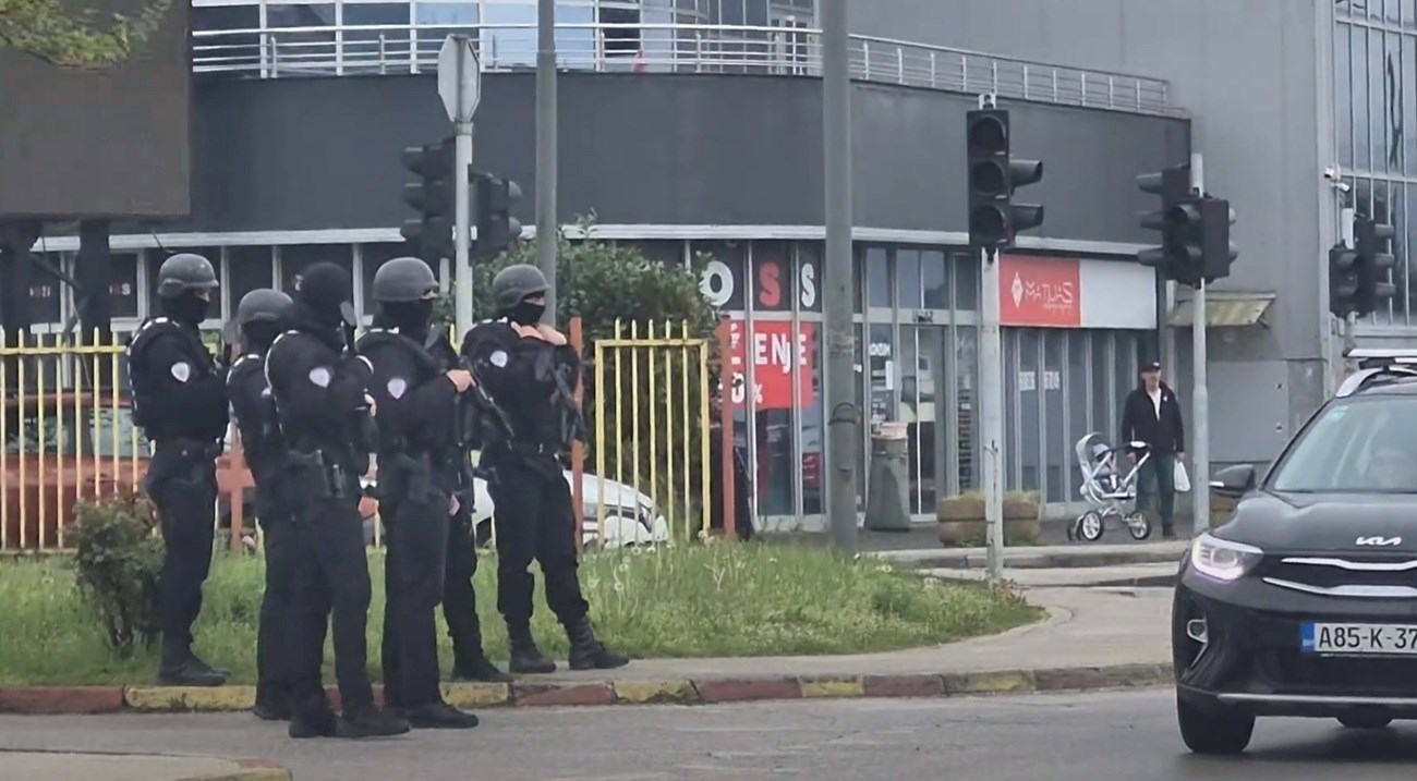 VIDEO Opsadno stanje u Istočnom Sarajevu. Teško naoružani policajci čuvaju Dodika