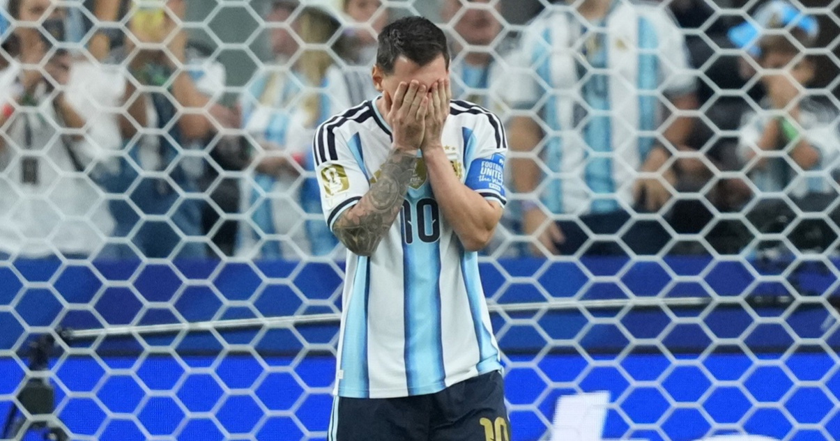 VIDEO Messi iz penala promašio cijeli gol