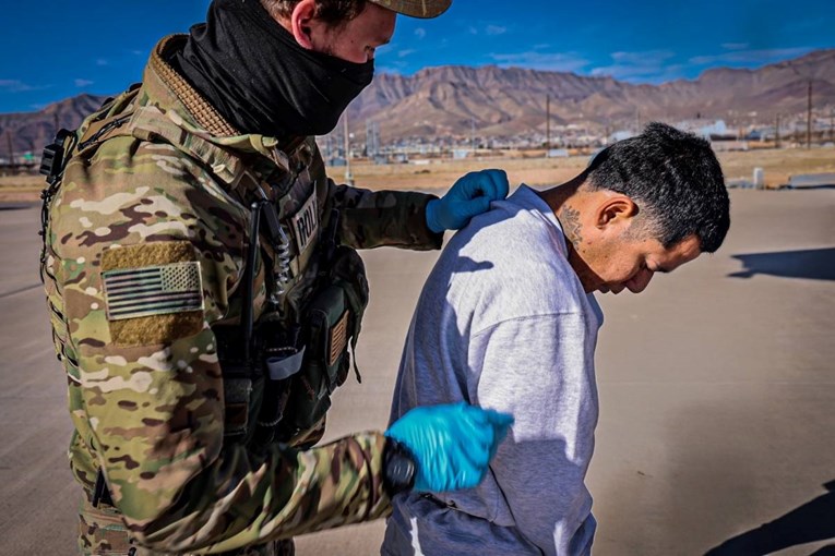 Američka vojska počela prevoziti migrante u Guantanamo, objavljene fotografije