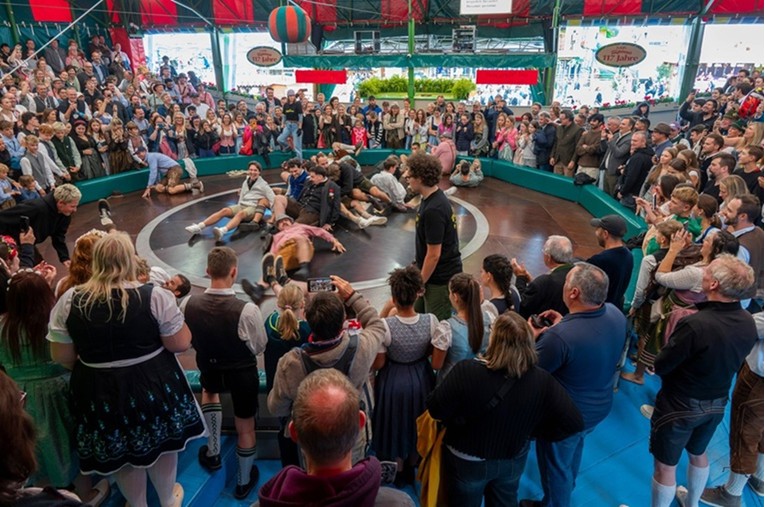 Na Oktoberfestu snimali ženama ispod suknji. 32.000 videa završilo na mrežama