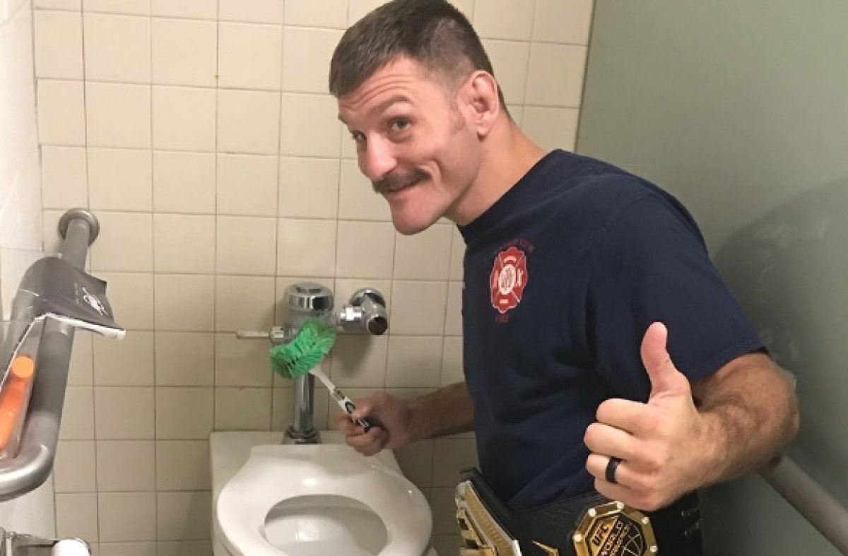 FOTO Stipe Miočić nakon osvajanja naslova prvaka čisti WC u vatrogasnoj stanici