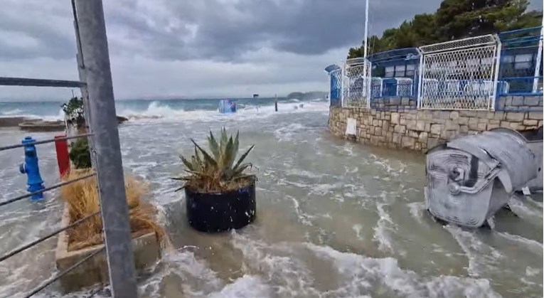 VIDEO Lovci na oluje uhvatili plimni val u Splitu, pogledajte
