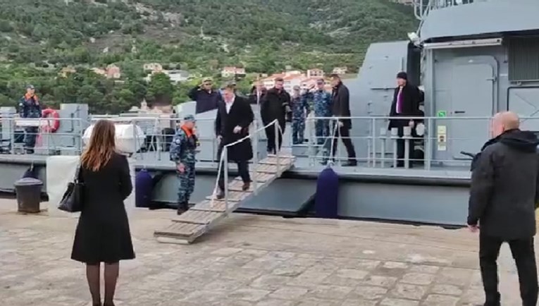 Milanović doplovio u Komižu na ratnom brodu: "Već godinu i pol imamo stožerokraciju"