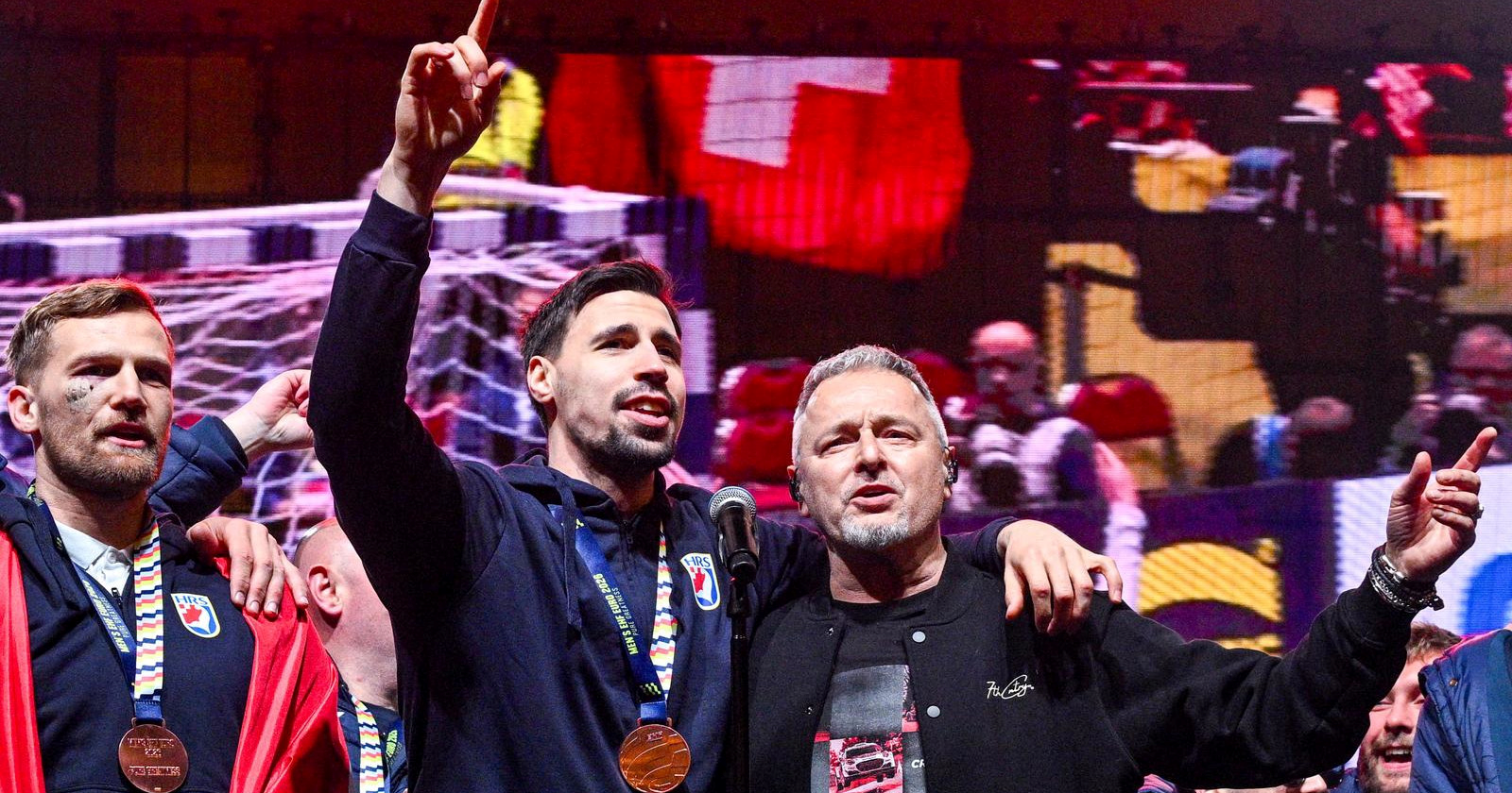 UŽIVO Trg urla "Anice, kninska kraljice". Thompson ipak pjeva "Dolazak Hrvata"