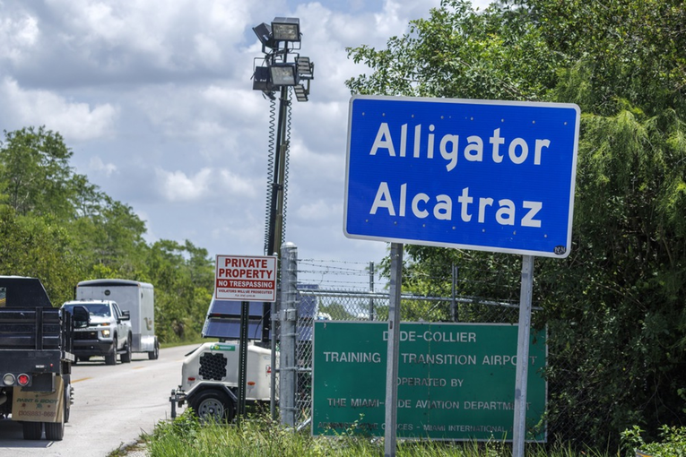 U Trumpovu "Alligator Alcatrazu" na Floridi migrante zatvarali u male kaveze