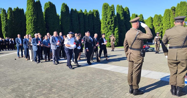 U Vukovaru položeni vijenci i upaljene svijeće