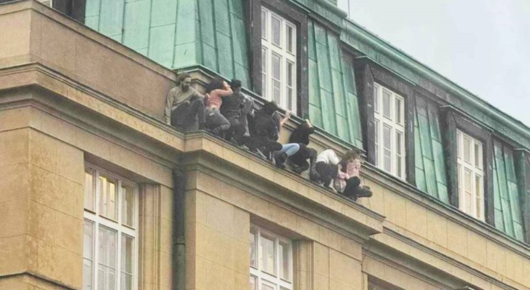 VIDEO Ovo su studenti na krovu, skrivali su se od napadača