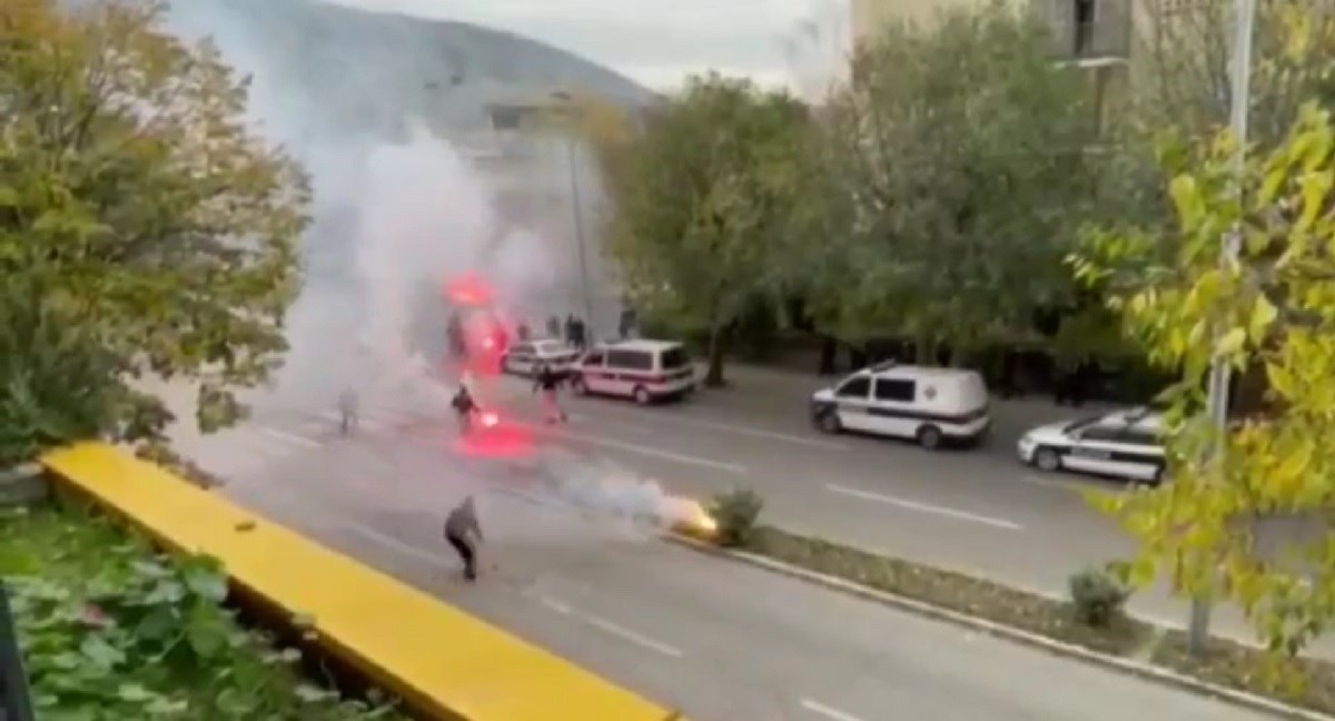 Objavljena snimka krvavog sukoba navijača u Mostaru. Dva policajca završila u bolnici