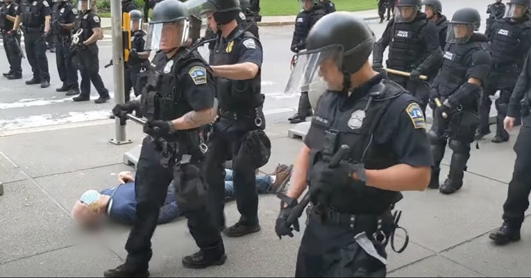Dva policajca u SAD-u gurnula starca, suspendirani su. 57 ih iz podrške dalo ostavke