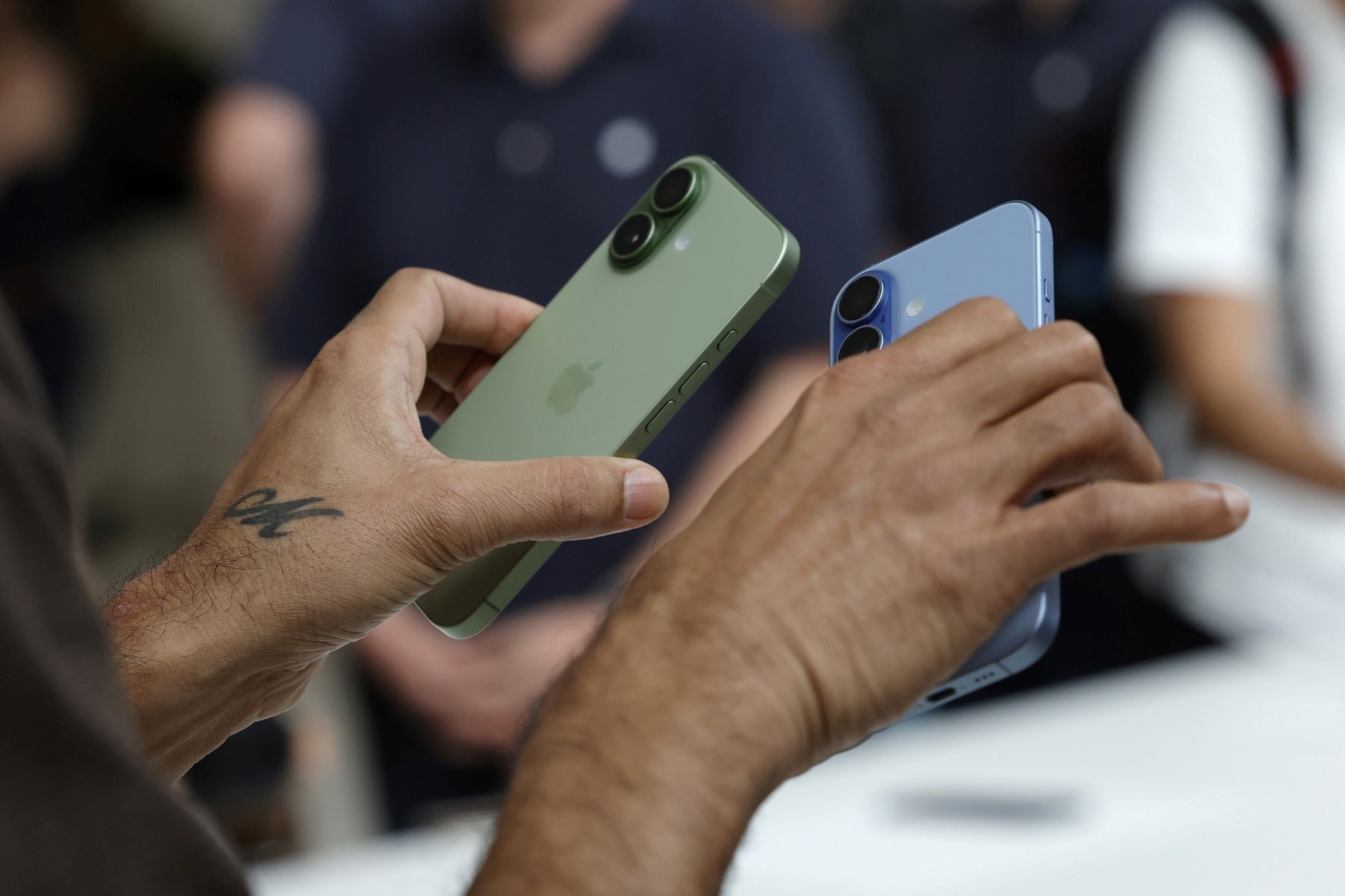 Apple se oglasio o ogrebotinama na iPhoneu Air i iPhoneu 17 Pro