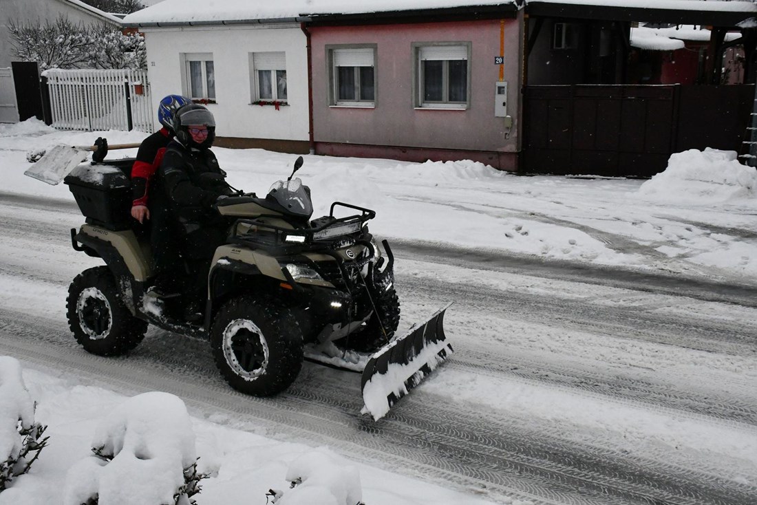 FOTO Pogledajte kako su građani u Slavonskom Brodu čistili ulicu