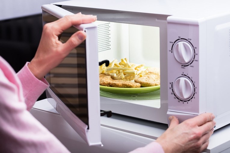 Je li zagrijavanje hrane u mikrovalnoj sigurno?