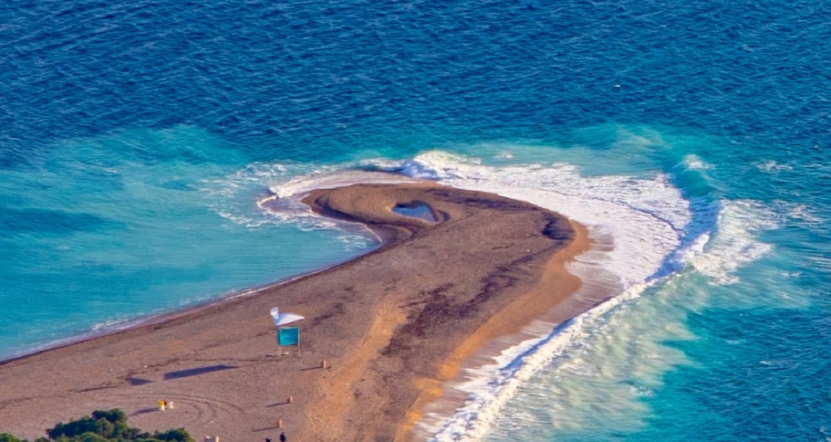 Zlatni rat se zarotirao, na vrhu plaže stvorilo se jezerce u obliku srca