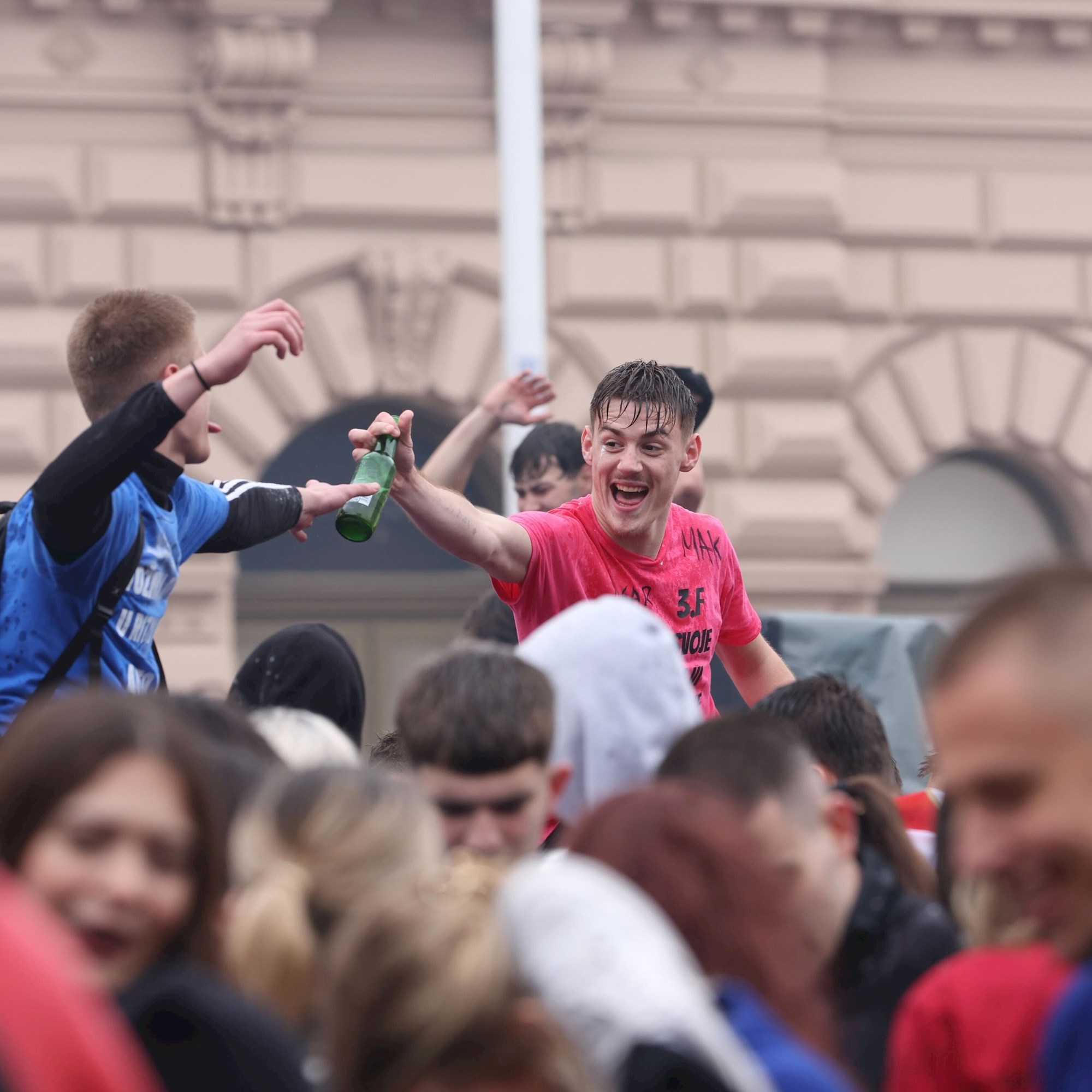 Zagrebački maturanti zapjevali Za dobra stara vremena na Trgu bana Jelačića