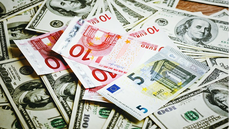 Dolar oslabio prema košarici valuta, euro ojačao