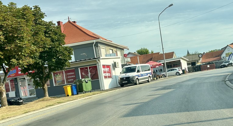 Čitatelj fotkao policijski kombi na nogostupu: "Bili su u kafiću." Policija odgovorila