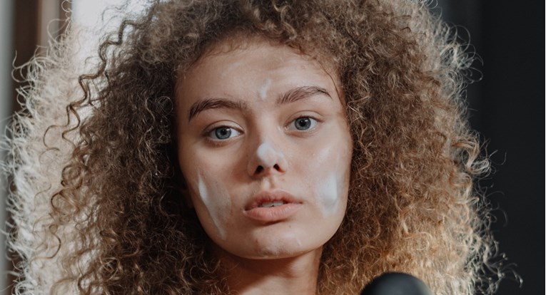 Viralna fotografija otkrila koliko proizvoda za njegu doista treba nanijeti na lice