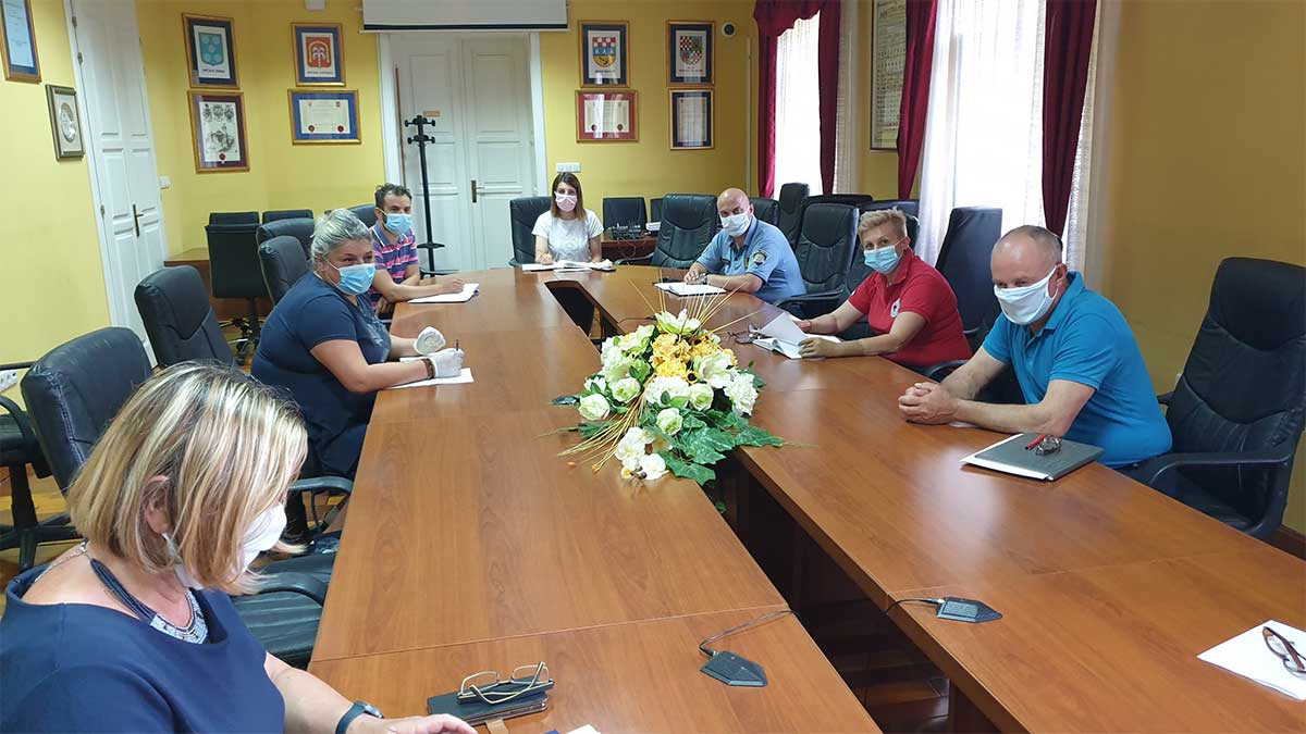 Još dvoje pozitivnih u Otočcu, zabranjena javna okupljanja, ograničen rad kafića
