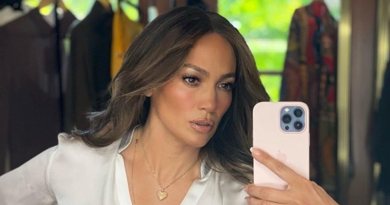 Kad filteri zakažu: Glitch u TikTok videu otkrio kako Jennifer Lopez zaista izgleda 