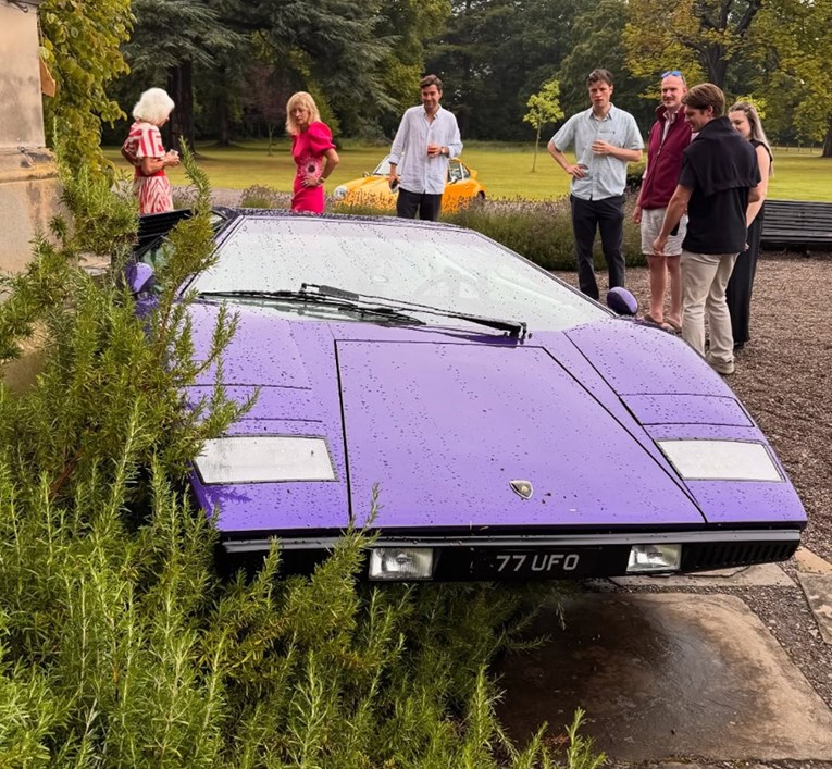 FOTO "Ukleti" Lamborghini nekako se uspio sam upaliti i skoro zabiti u dvorac