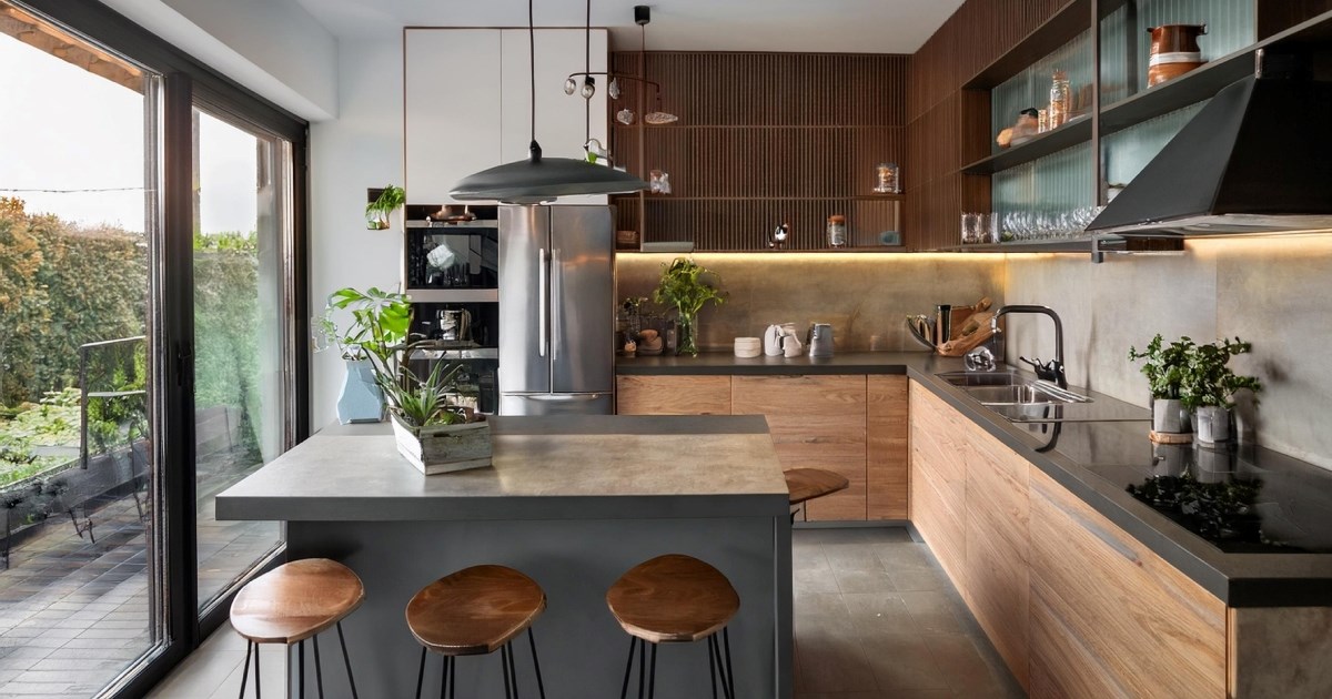 Kako profesionalci čiste iza kuhinjskih uređaja, a da ih ne pomiču